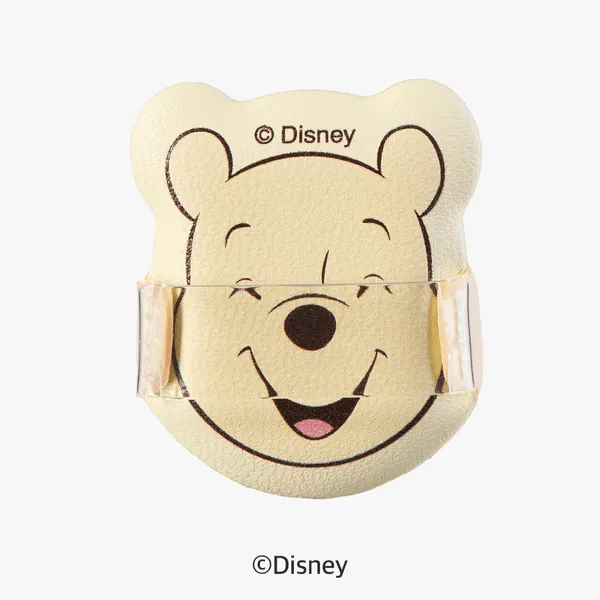 くまのプーさんの顔の形をした、クリーム色のアクセサリーです。プーさんの顔が描かれており、透明なバンドがついています。