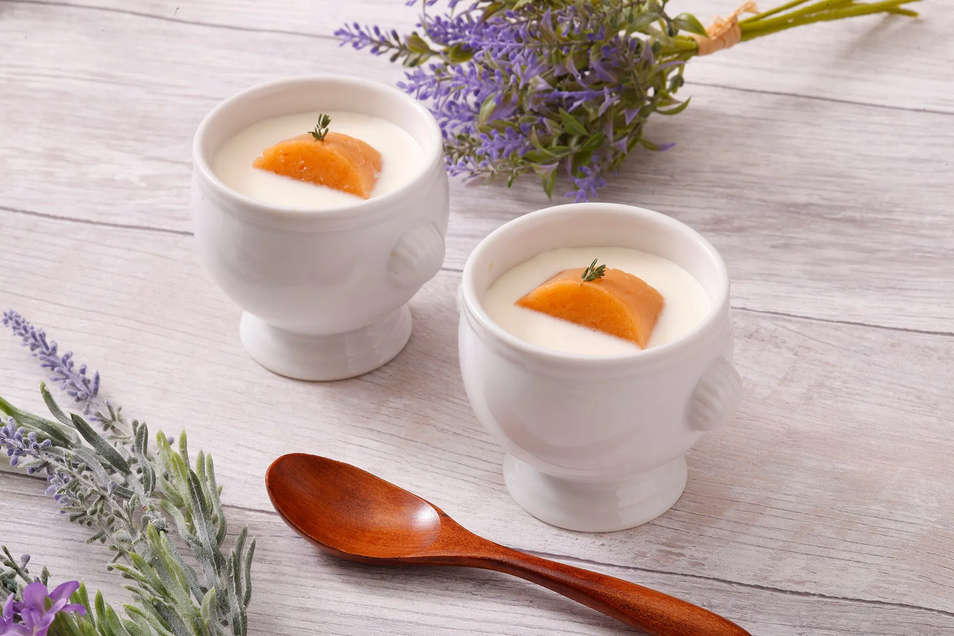 白い器に入ったデザートの画像