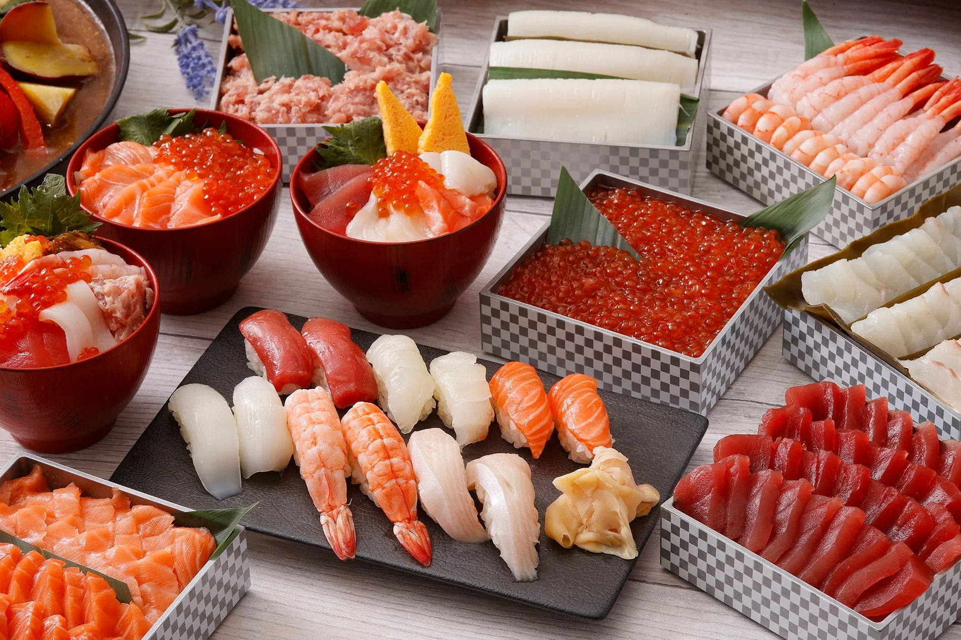 様々なお寿司や海鮮丼、刺身