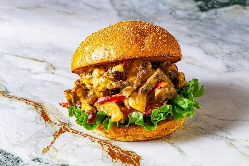 ハンバーガーのクローズアップ写真。