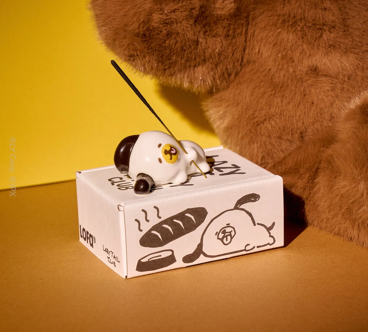 犬の置物と線香