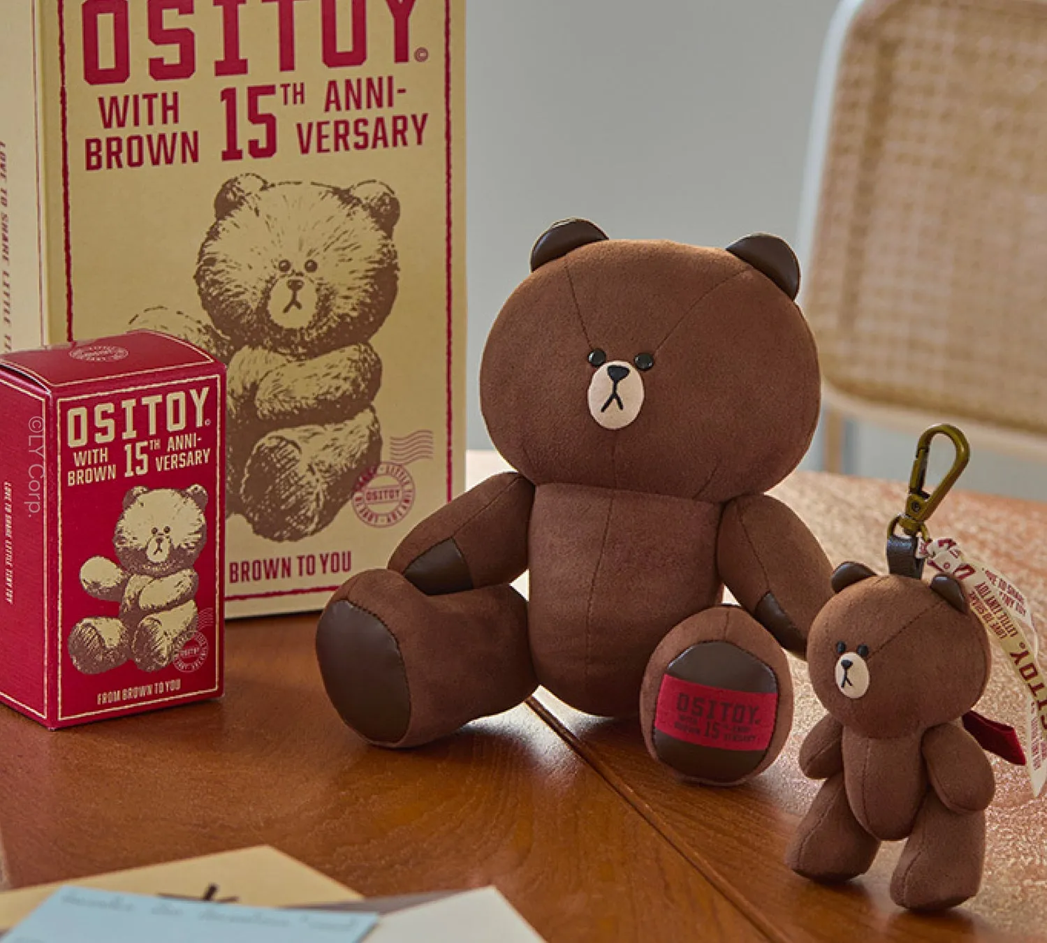 茶色のクマのぬいぐるみと関連グッズの写真