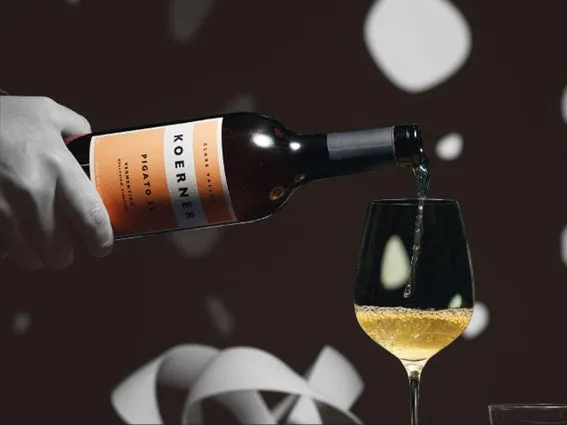 ワインをグラスに注いでいる様子を捉えた写真。