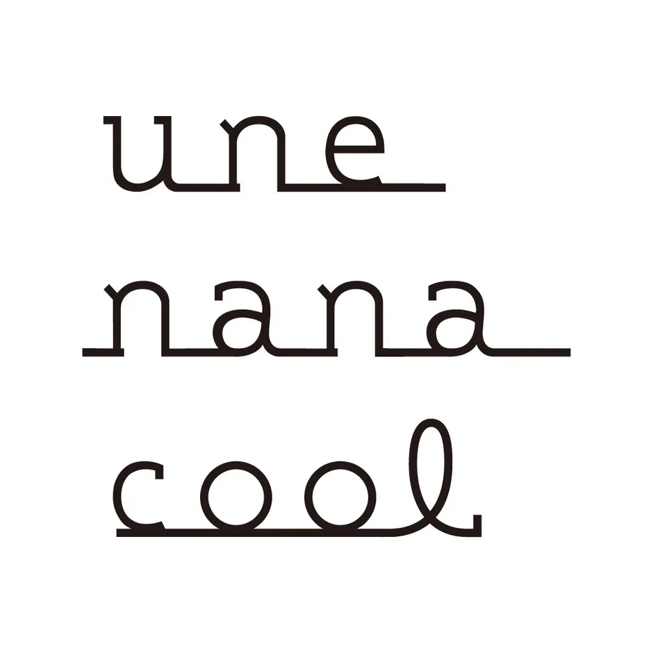 白地に黒い線で書かれた「une nana cool」のロゴ画像。