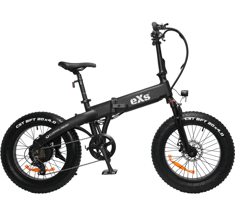 黒色の電動折りたたみ自転車が写っています。太いタイヤとディスクブレーキを備えています。