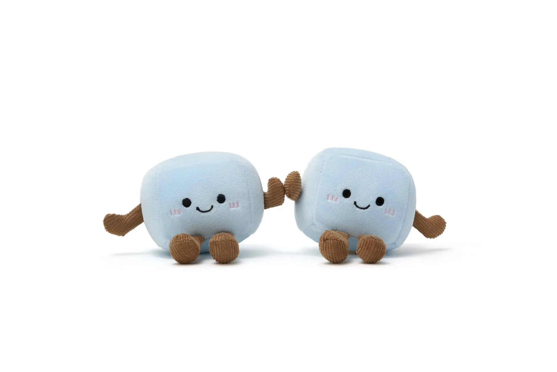 2つの青いマシュマロのぬいぐるみ。