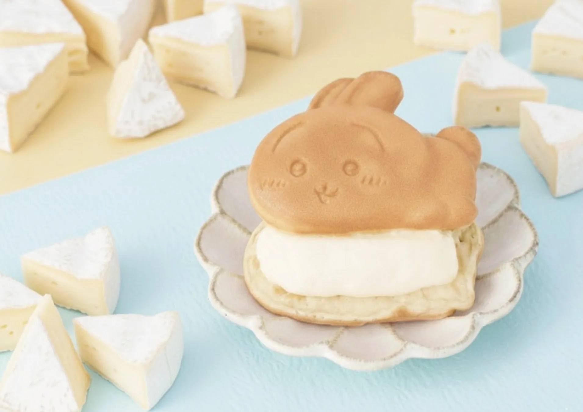 うさぎの形をした焼き菓子とカマンベールチーズ