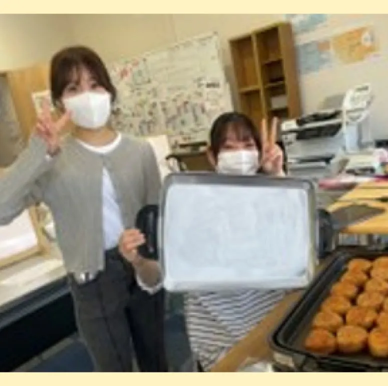 調理器具を持つ女性たちの写真