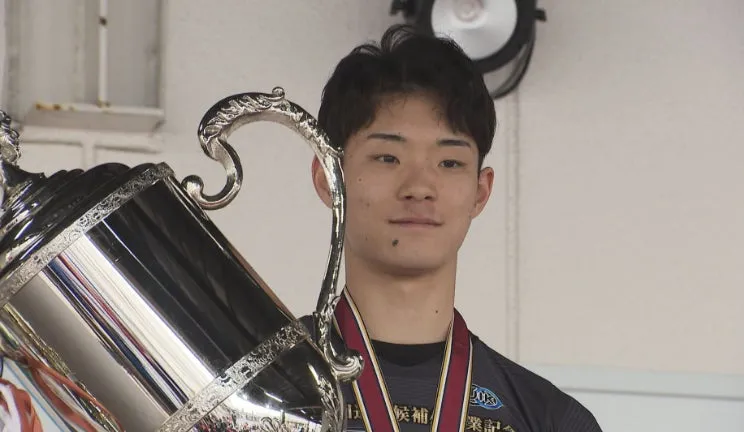 トロフィーを持つ男性のクローズアップ