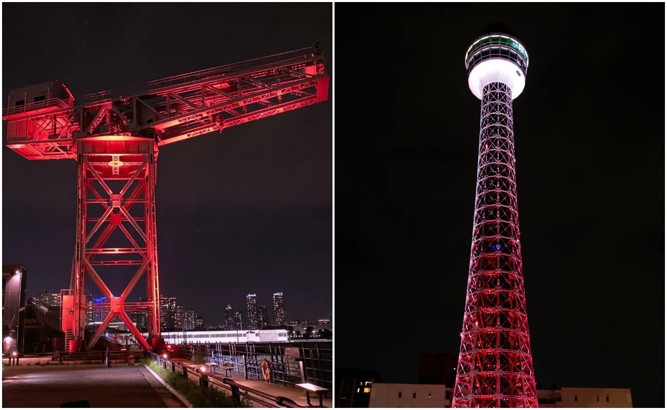 夜にライトアップされた赤いクレーンとタワーの画像