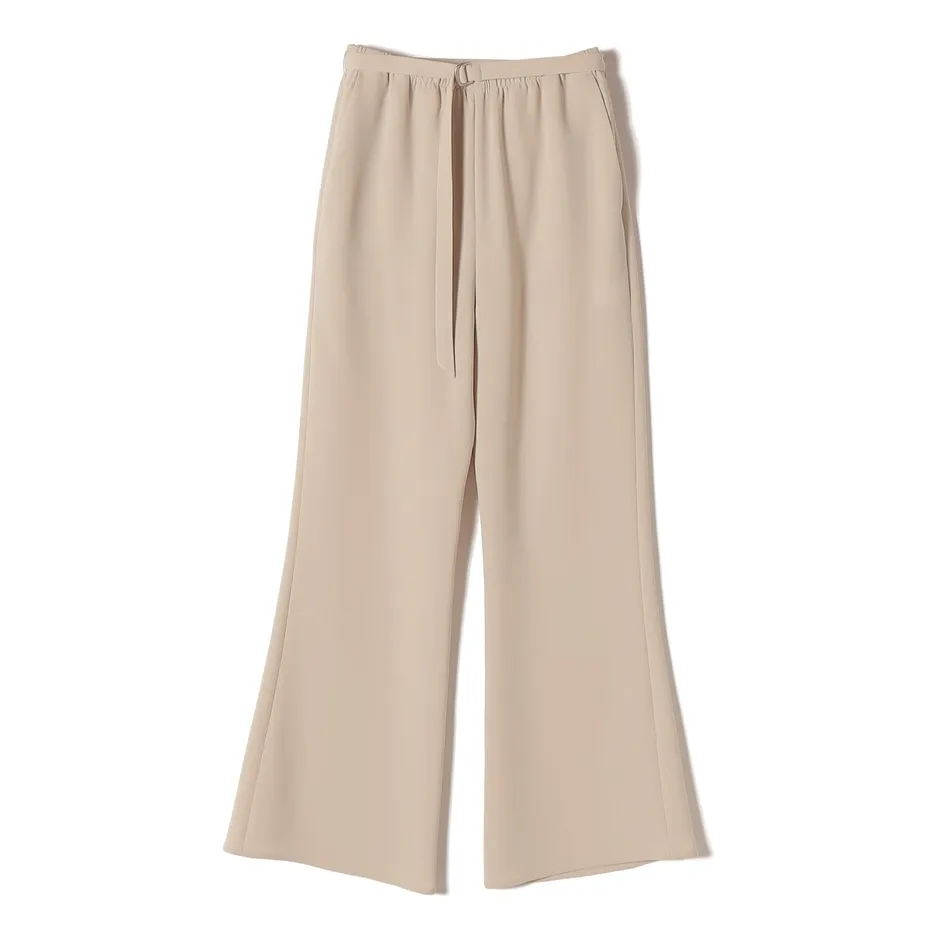 ベージュ色のワイドパンツ