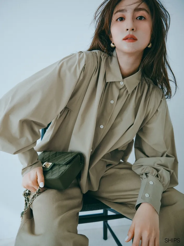 堀田茜 x SHIPSコラボレーションの広告画像