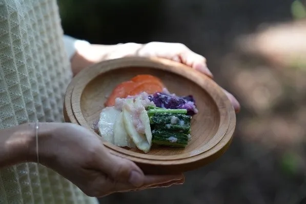 木製の器に盛り付けられたカラフルな野菜料理