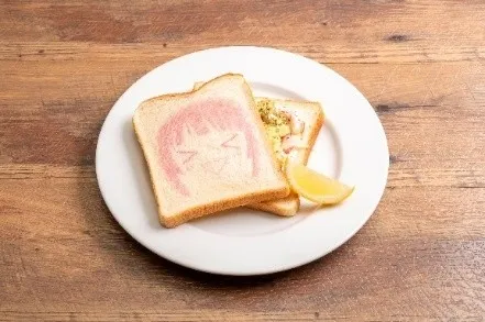 トーストに顔が描かれたもの