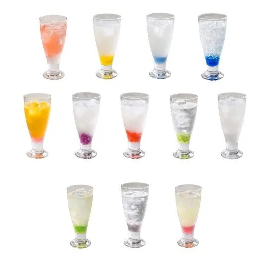 様々な色のジュースが入ったグラス
