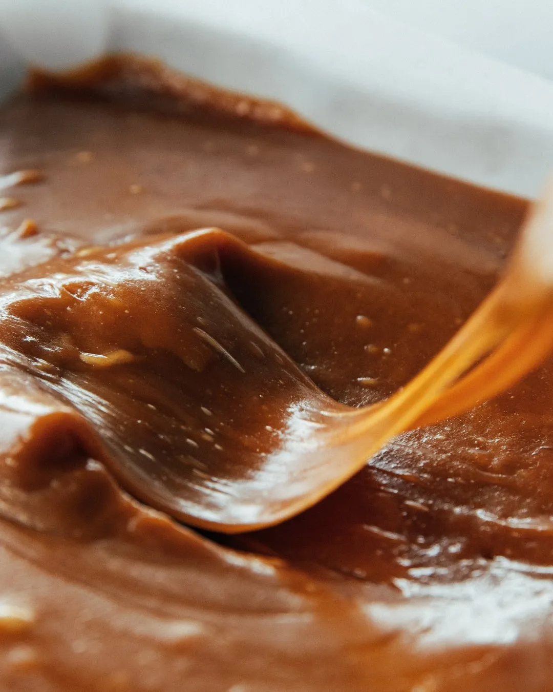 キャラメルを手に取る様子