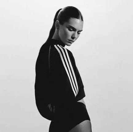 黒いスポーツウェアを着た女性の白黒写真。