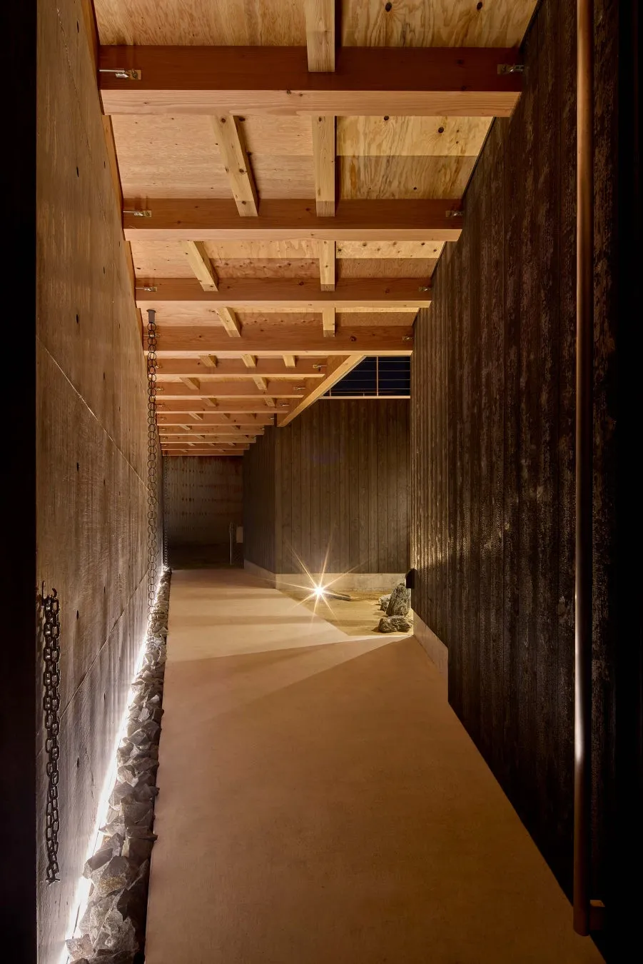 木材とコンクリートで作られた通路