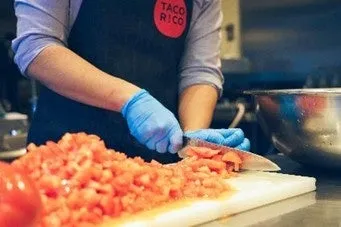 トマトを刻む料理人