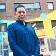 男性が屋外で笑顔