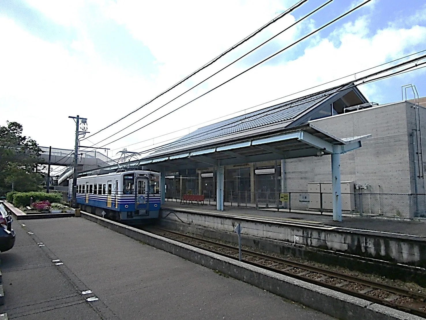 駅のプラットフォームに停車中の電車