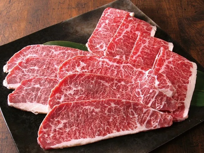 お皿に盛られた霜降り肉のクローズアップ