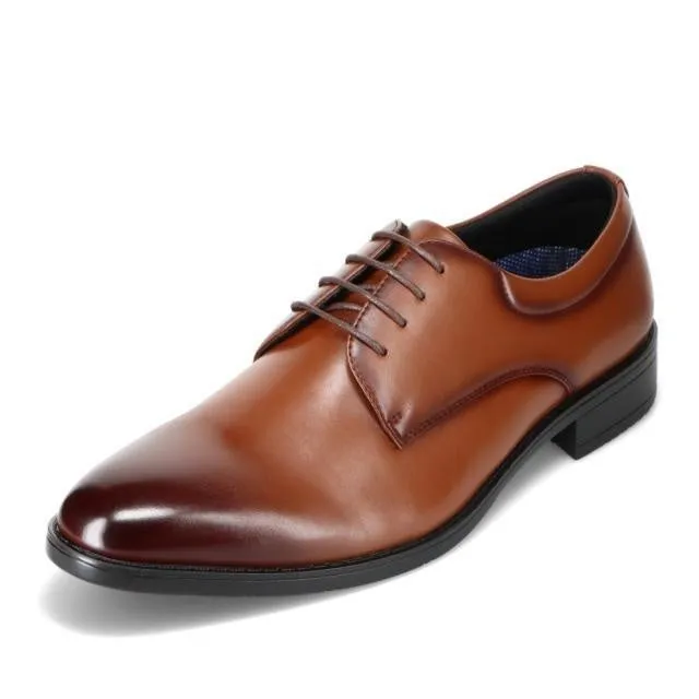 茶色の革靴のクローズアップ写真。