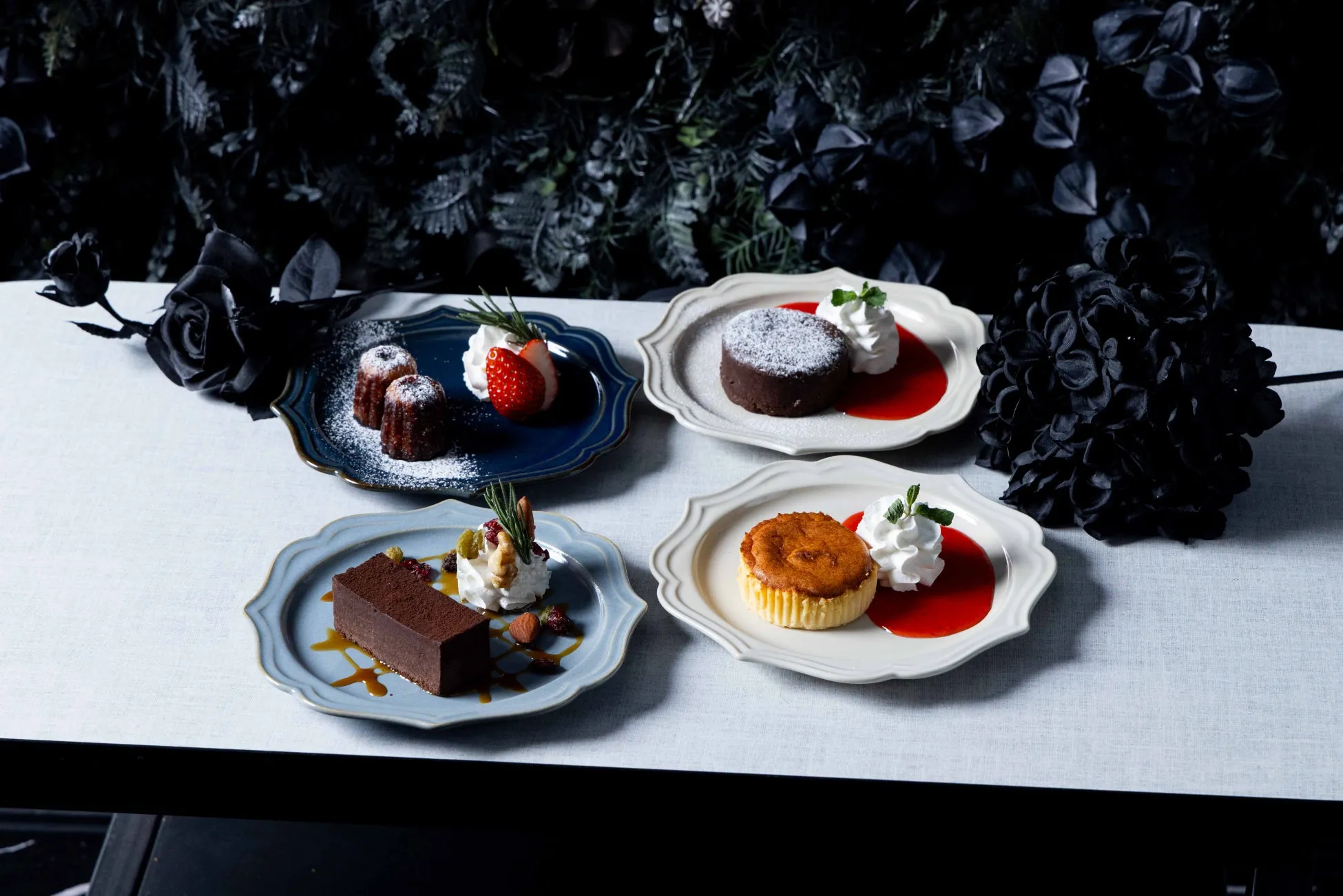 様々なお洒落なデザートが並んだ写真