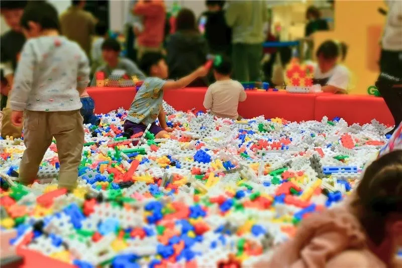 カラフルなブロックがたくさんある遊び場で遊んでいる子供たち