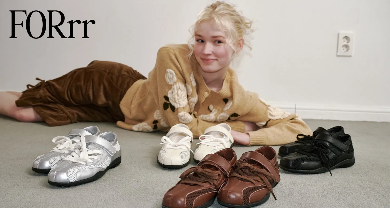 FORrrの靴に囲まれて笑顔で寝そべる女性