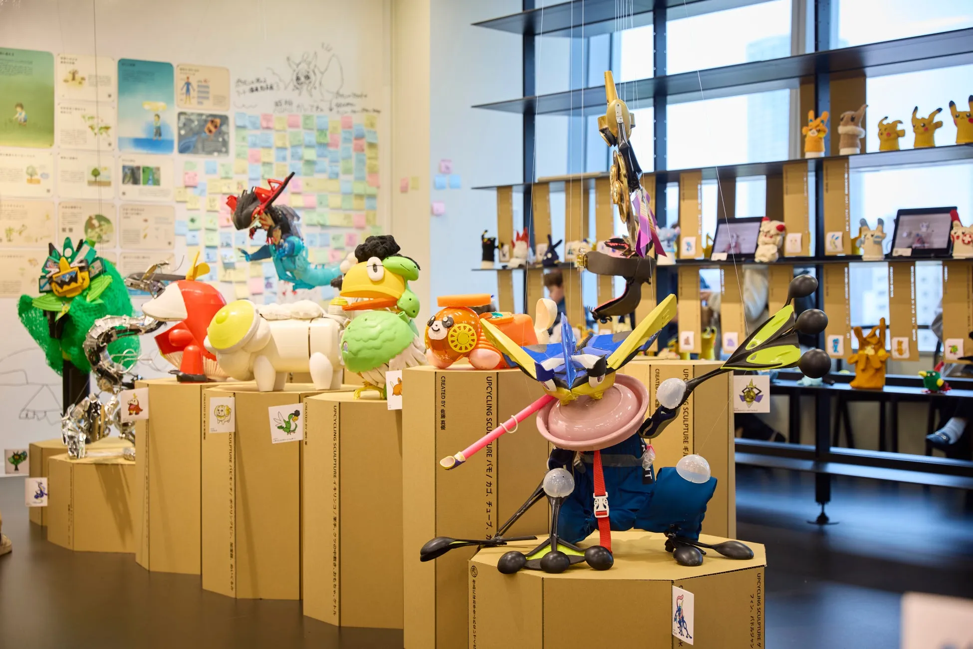 展示されている様々なリサイクル素材で作られたカラフルな立体作品