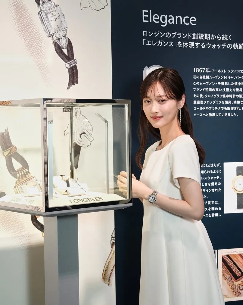 女性が、ロンジンの時計が展示されているショーケースの前に立っている様子。背景には、ロンジンの歴史とエレガンスに関するテキストと時計のイラストが描かれています。