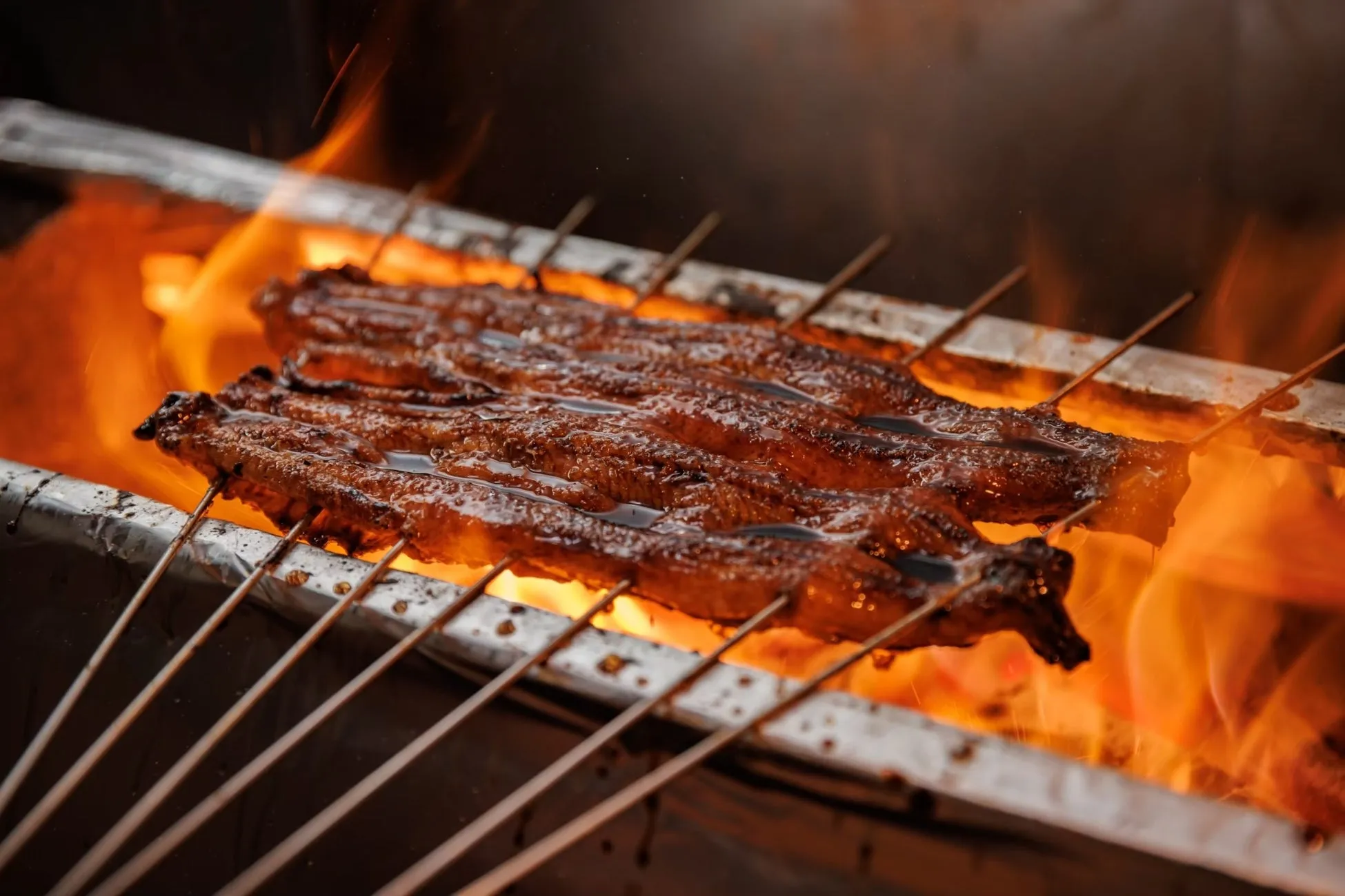 炭火で焼かれた鰻のクローズアップ