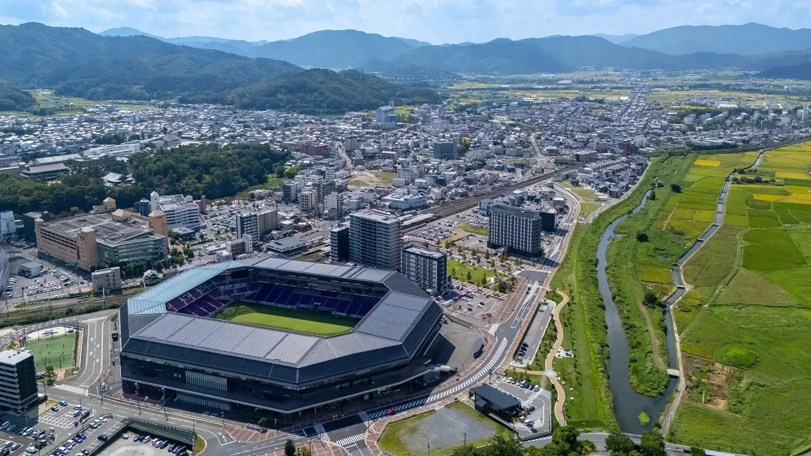 スタジアムと街並みの空撮写真