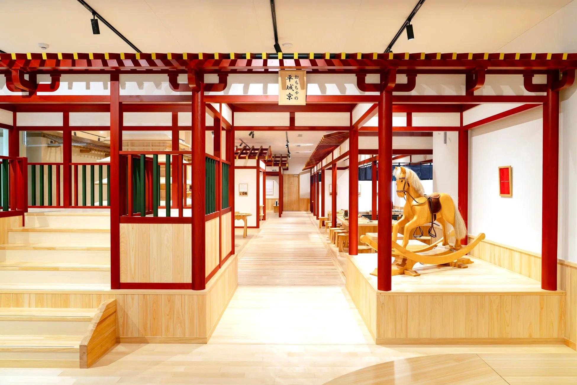 木製の構造物が特徴的な、日本の伝統的な建築様式を模した屋内空間の写真。