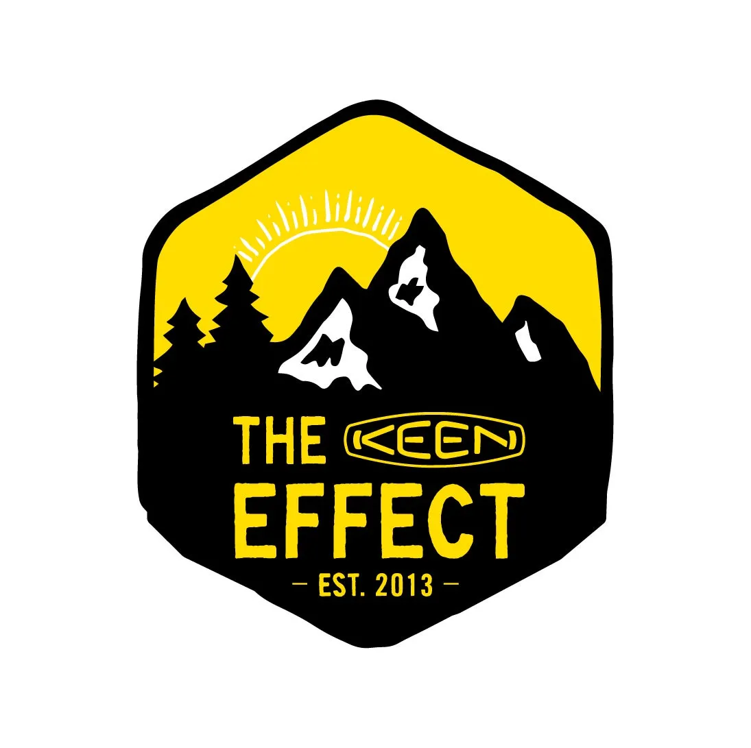 山のシルエットと太陽、ロゴが入ったグラフィックデザイン。