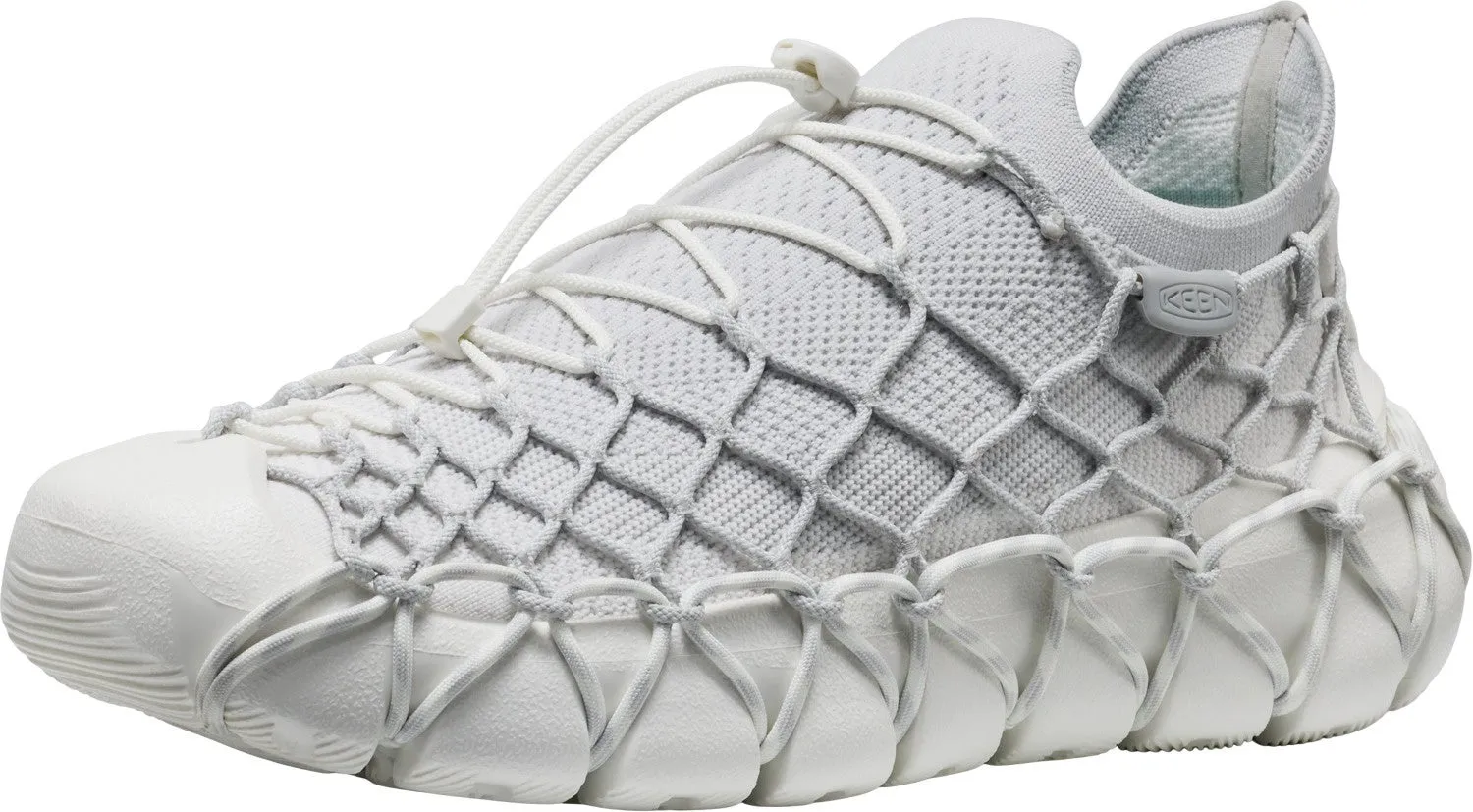 白とグレーのKEENスニーカーのクローズアップ画像。