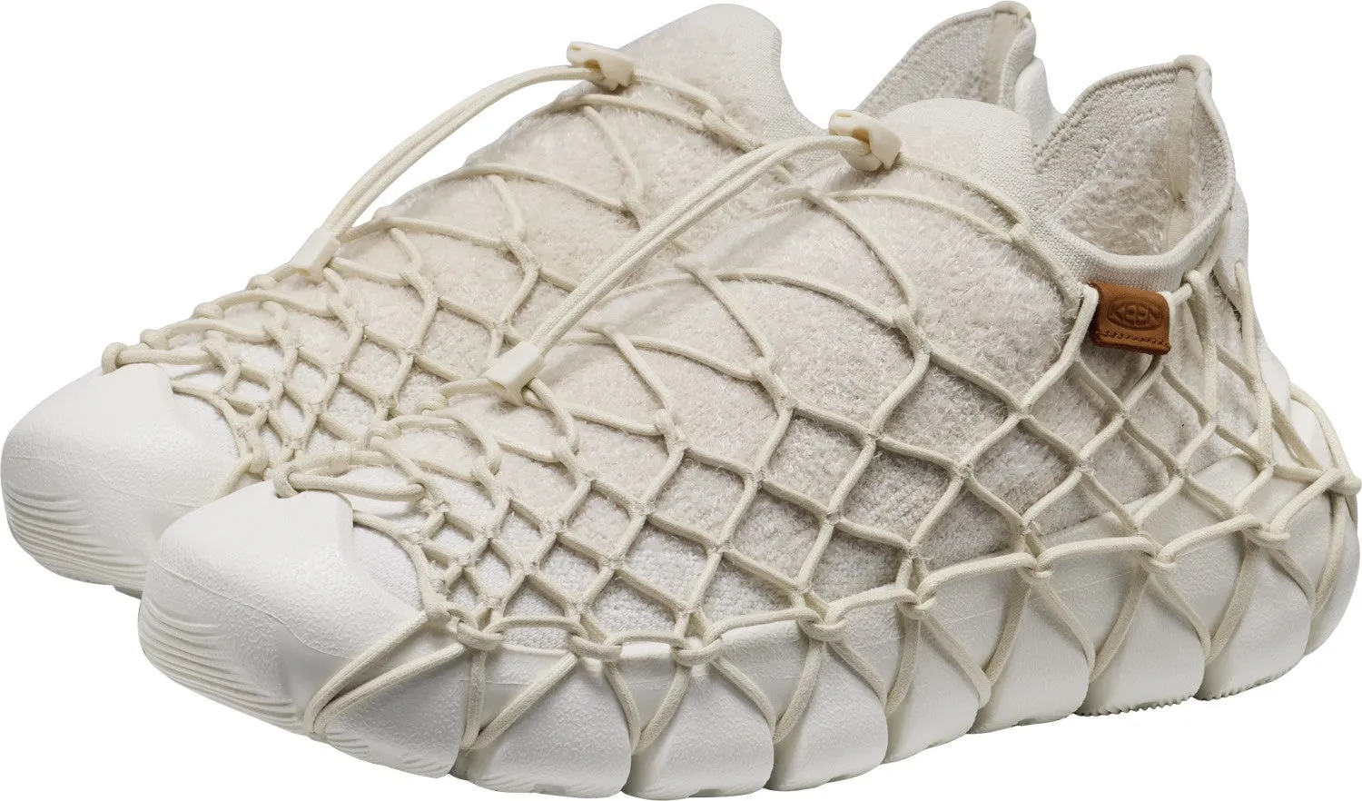 KEENの白いスニーカー。靴全体が網目状のデザインで、紐で調節できる。