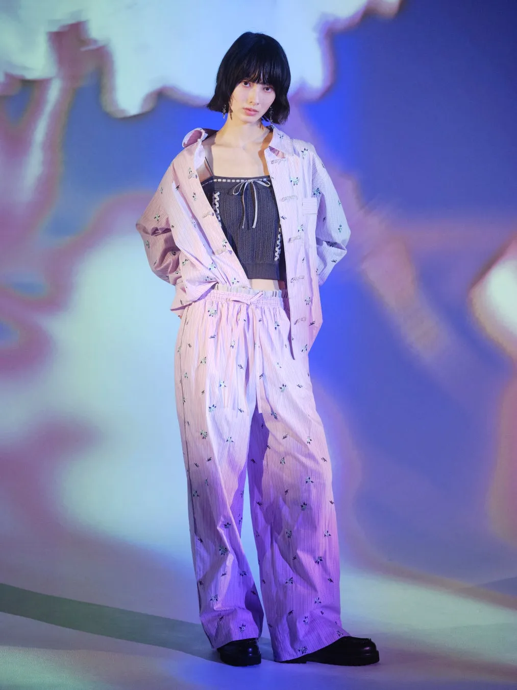 ピンクストライプパジャマの女性