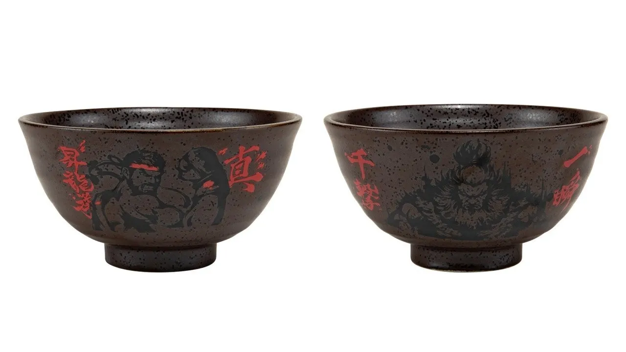 2つのラーメン丼の画像です。両方の丼には、黒い模様と赤い文字が描かれています。左側の丼には、格闘家のような人物のイラストと漢字が描かれています。右側の丼には、より抽象的なデザインと漢字が描かれています。