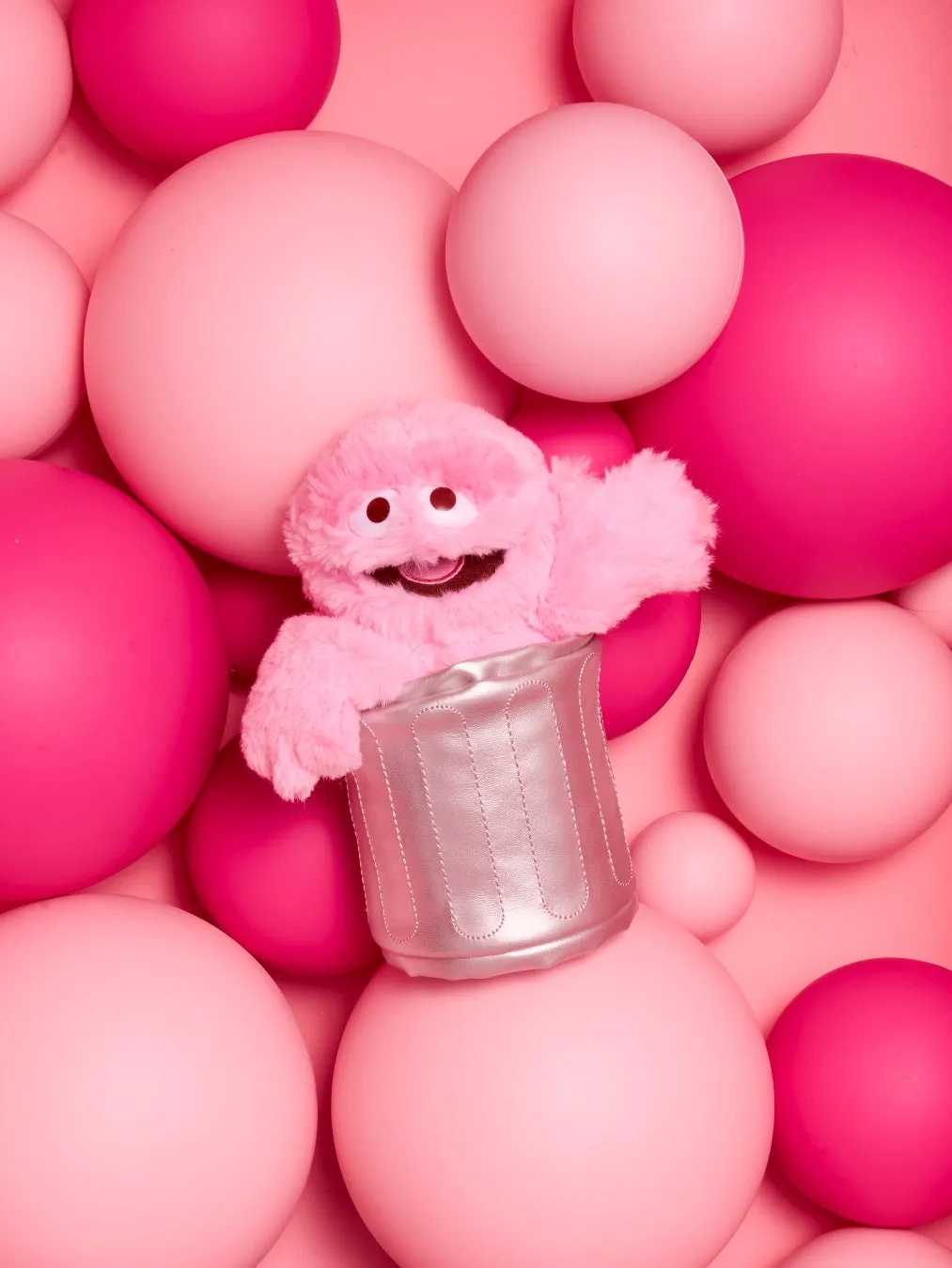 ピンクのオスカーぬいぐるみとボール