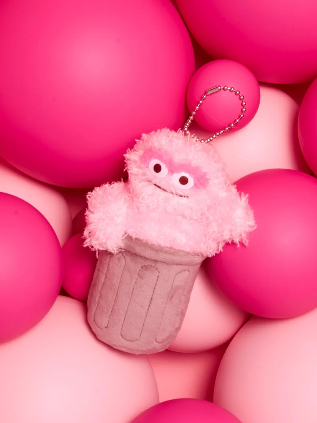 ピンクのゴミ箱とぬいぐるみキーホルダー