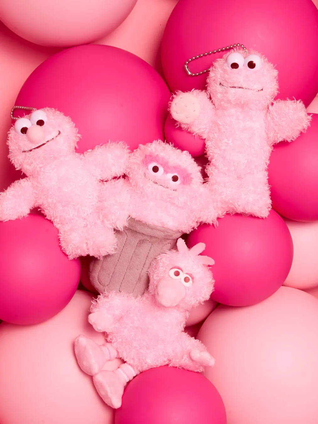 ピンクのエルモ、クッキーモンスター、オスカーぬいぐるみ