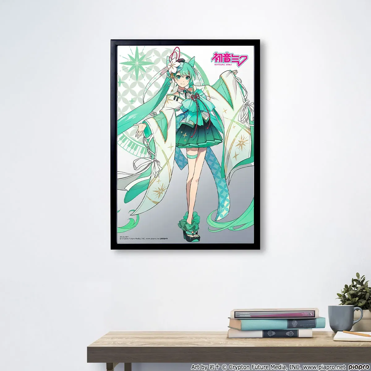 壁に飾られた、初音ミクのイラストが描かれたポスター。イラストには、緑色の髪と衣装を着たキャラクターが描かれており、背景には模様が施されている。
