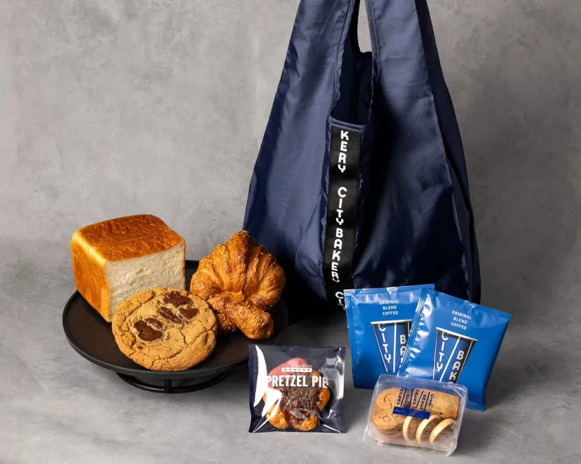 パンやコーヒーなどが入った紺色のバッグ