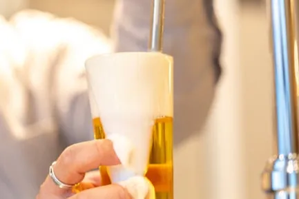 ビールを注いでいる様子