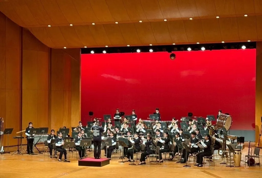 ステージで演奏するオーケストラ