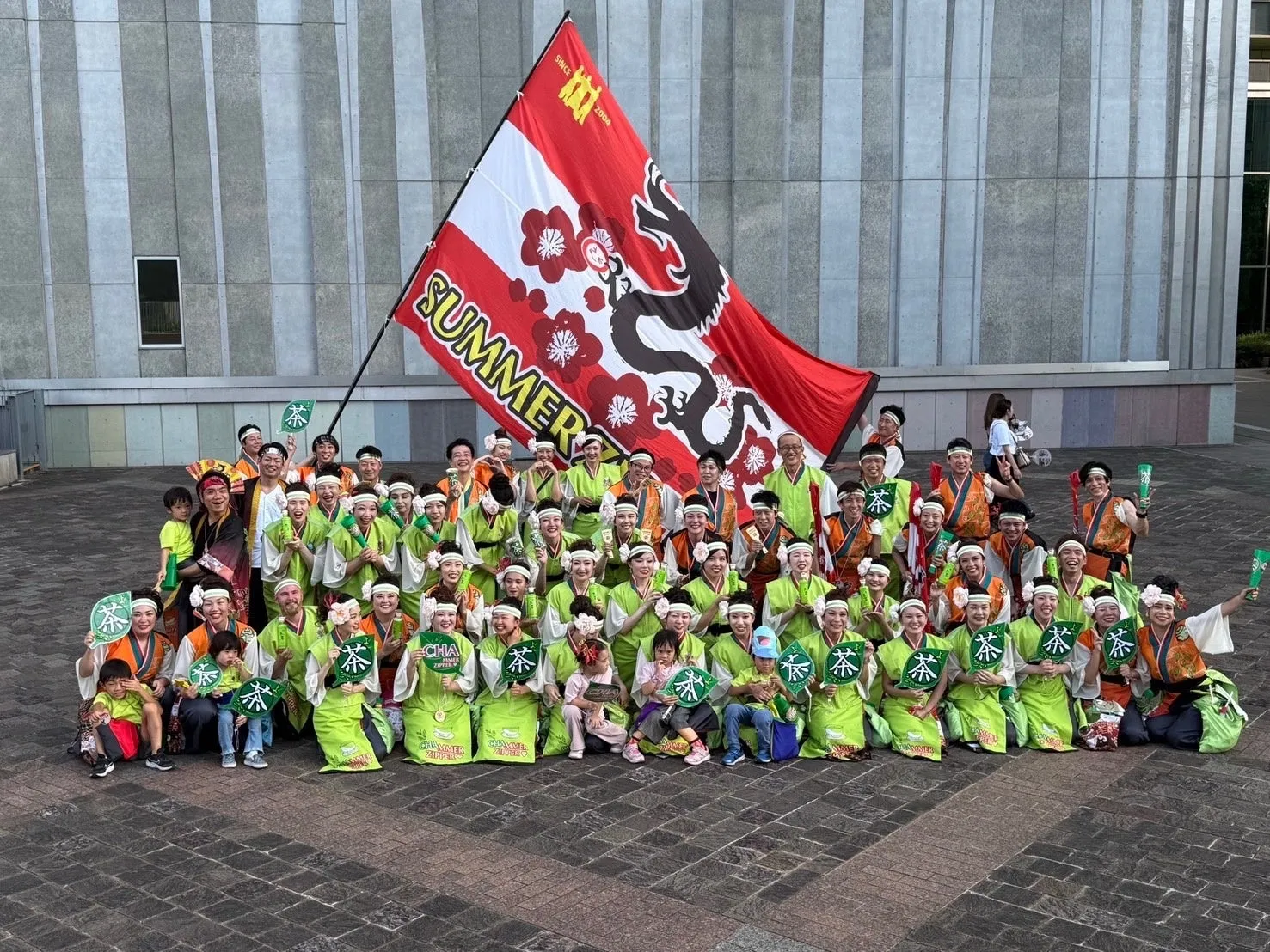 和風の衣装を着た人々の集合写真