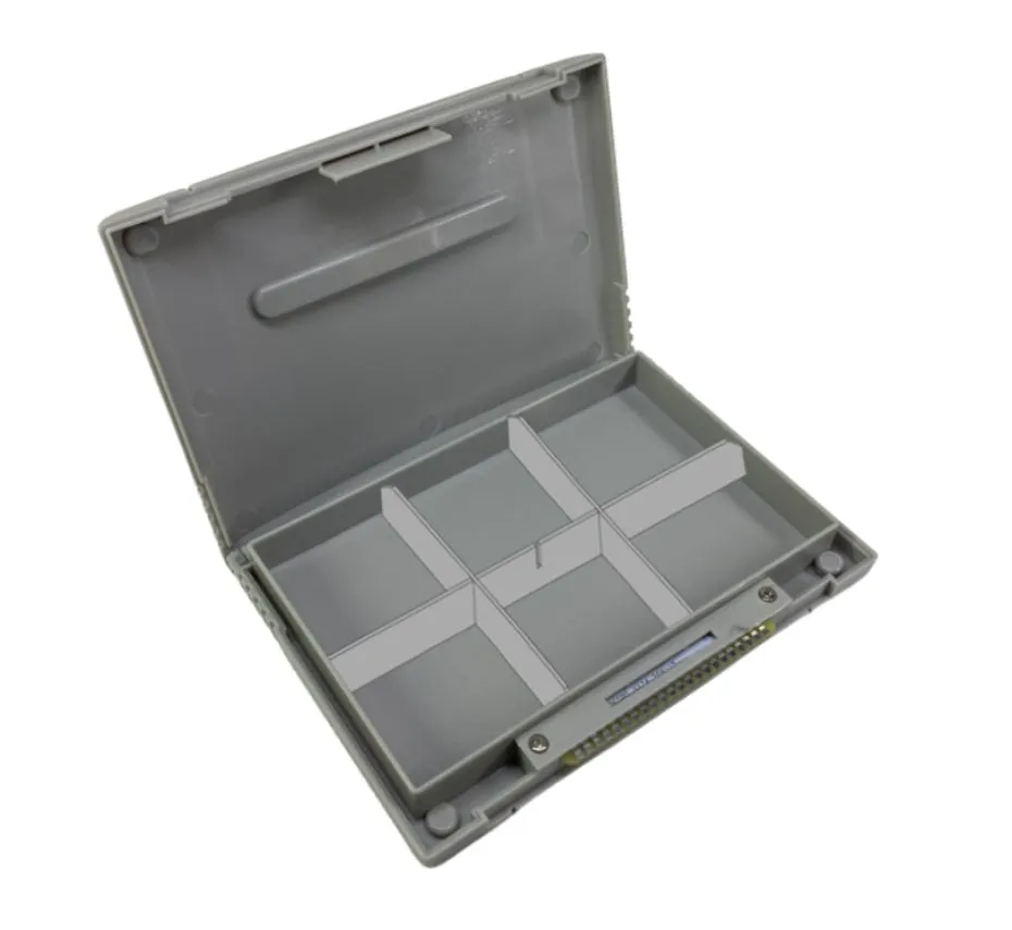 灰色のプラスチック製のケースが開き、いくつかの仕切り