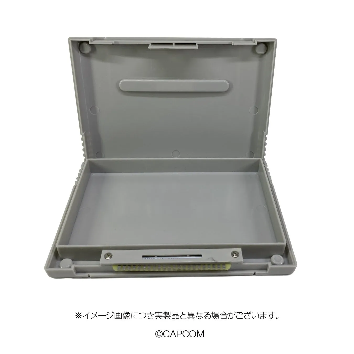 開いた状態のグレーのゲームカートリッジケース